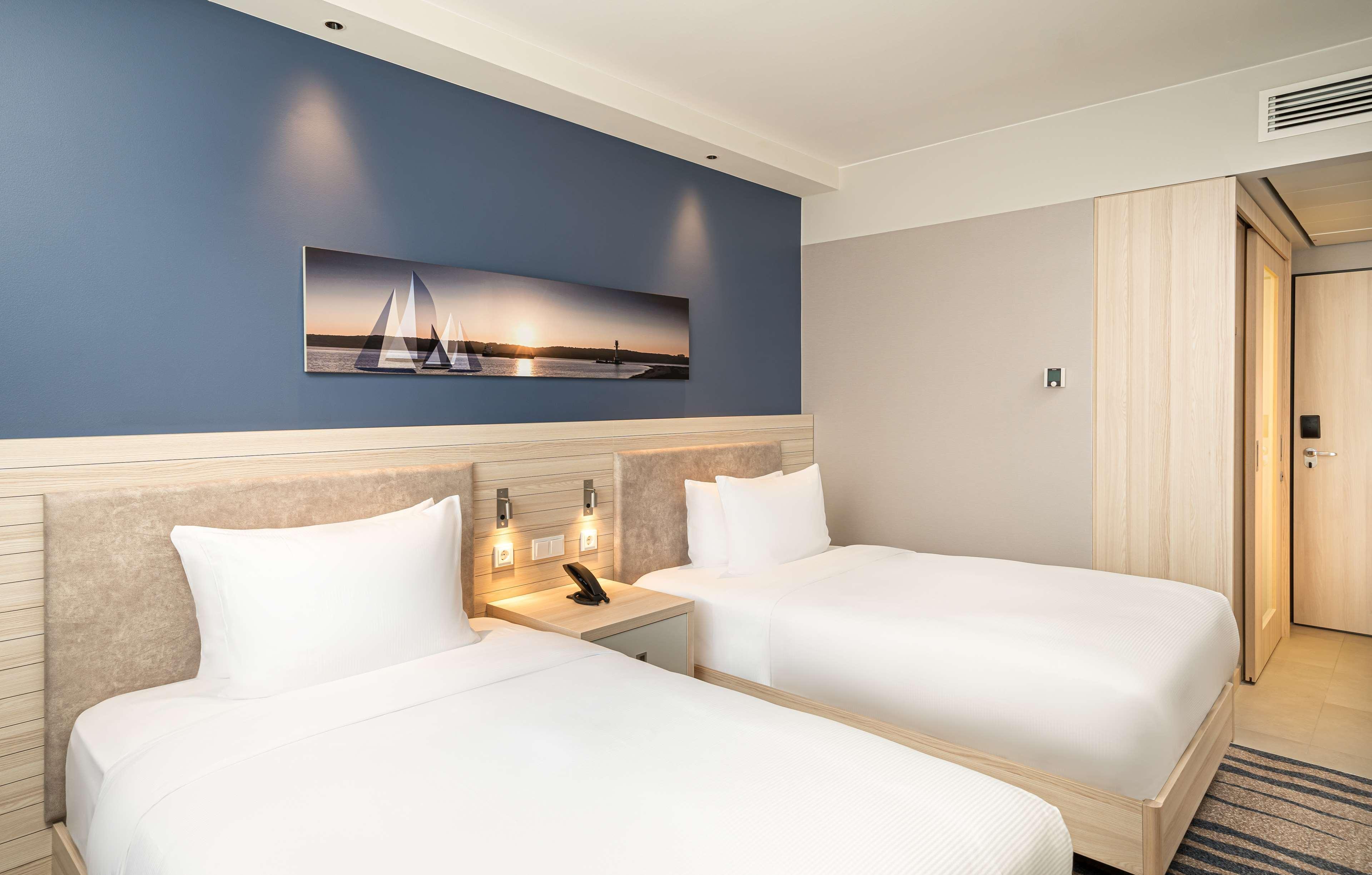 แฮมป์ตัน บาย ฮิลตัน คีล Hotel ภายนอก รูปภาพ