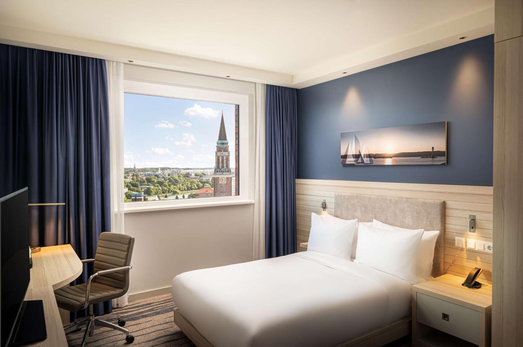 แฮมป์ตัน บาย ฮิลตัน คีล Hotel ภายนอก รูปภาพ